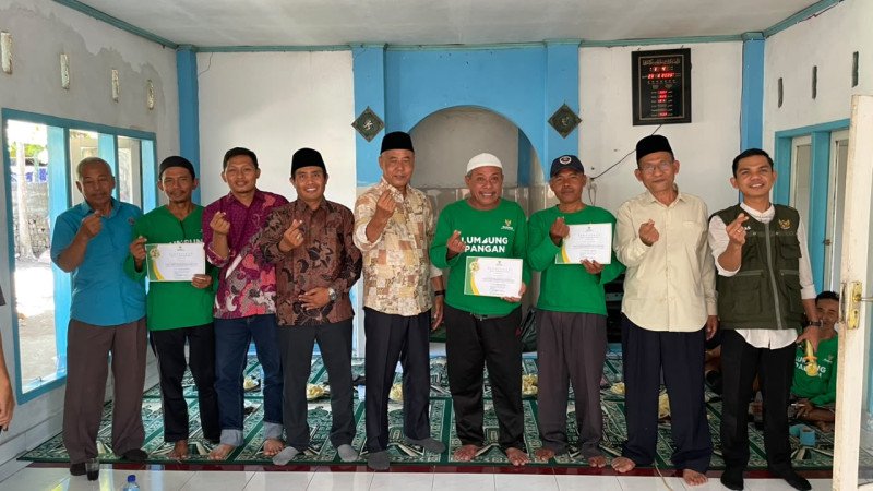Foto Bersama Antara Pimpinan Baznas Lotim dengan Petani Yang Menjadi Peserta Kegiatan Penutupan Sekolah Lapangan Pengendalian Hama Terpadu di Desa Masbagik, Selasa (23/6/2026) (Humas Baznas Lotim)